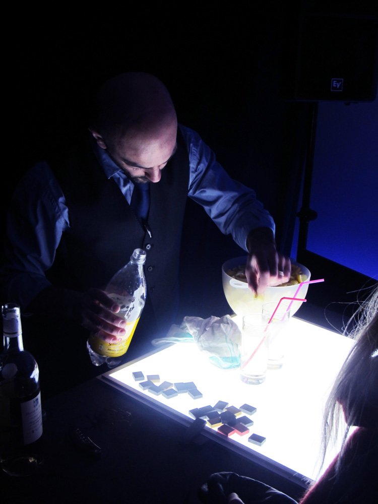 Tarjoilu pelaa ”20 Designers at Biologiska”-näyttelyn avajaisissa